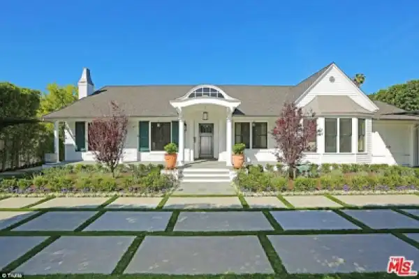 Checkout The Interior & Exterior View Of Selena Gomez